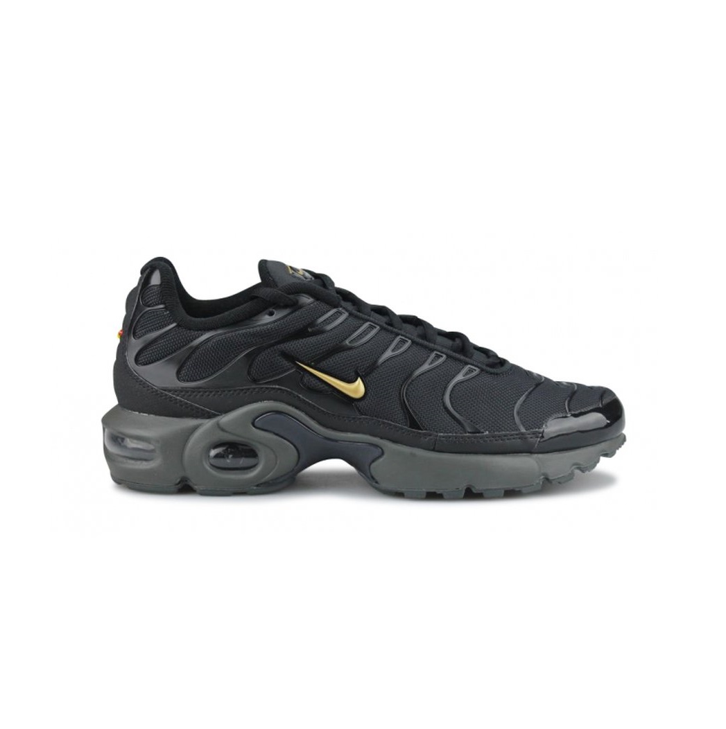 nike air max plus black junior