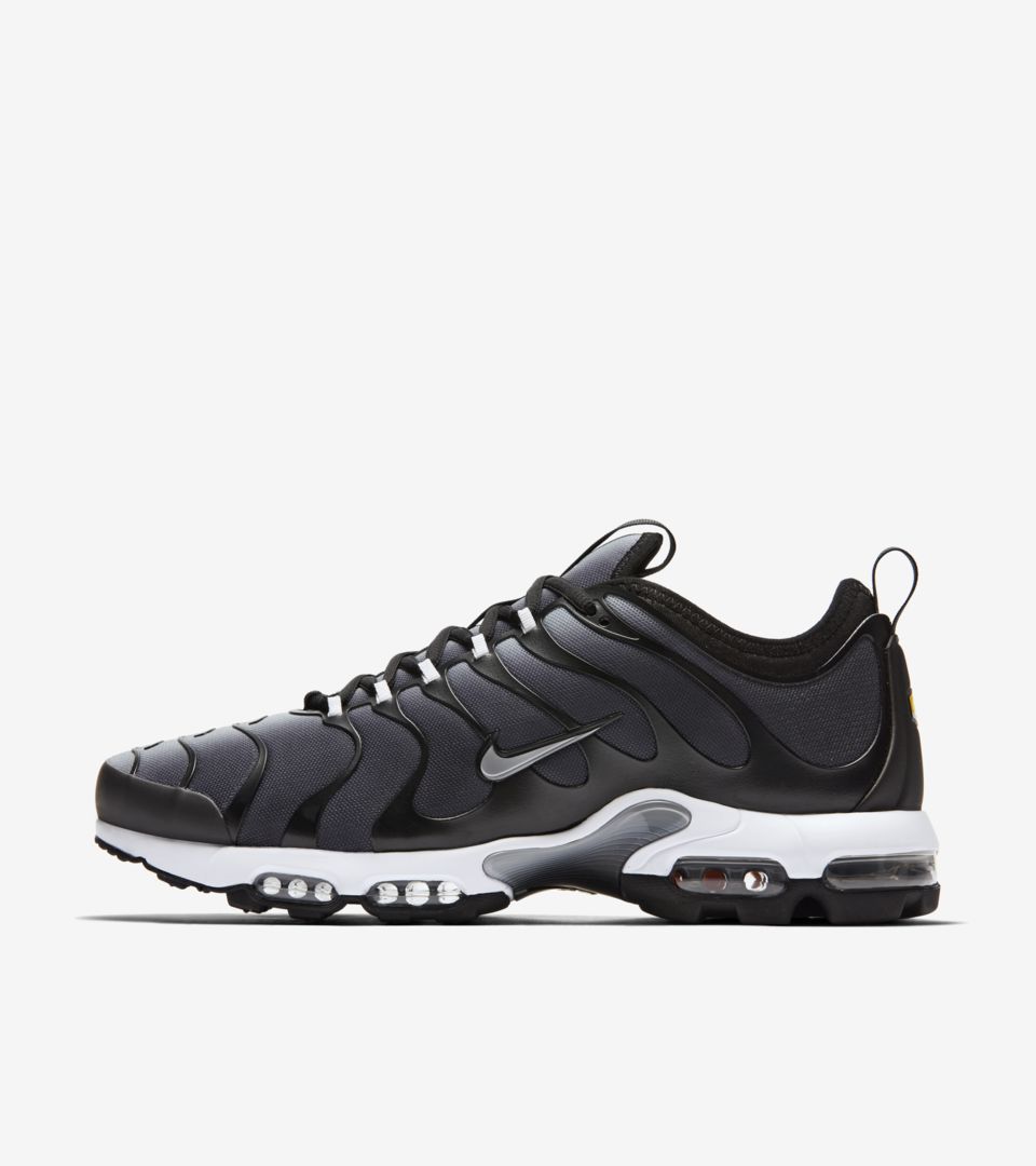 full black nike tns