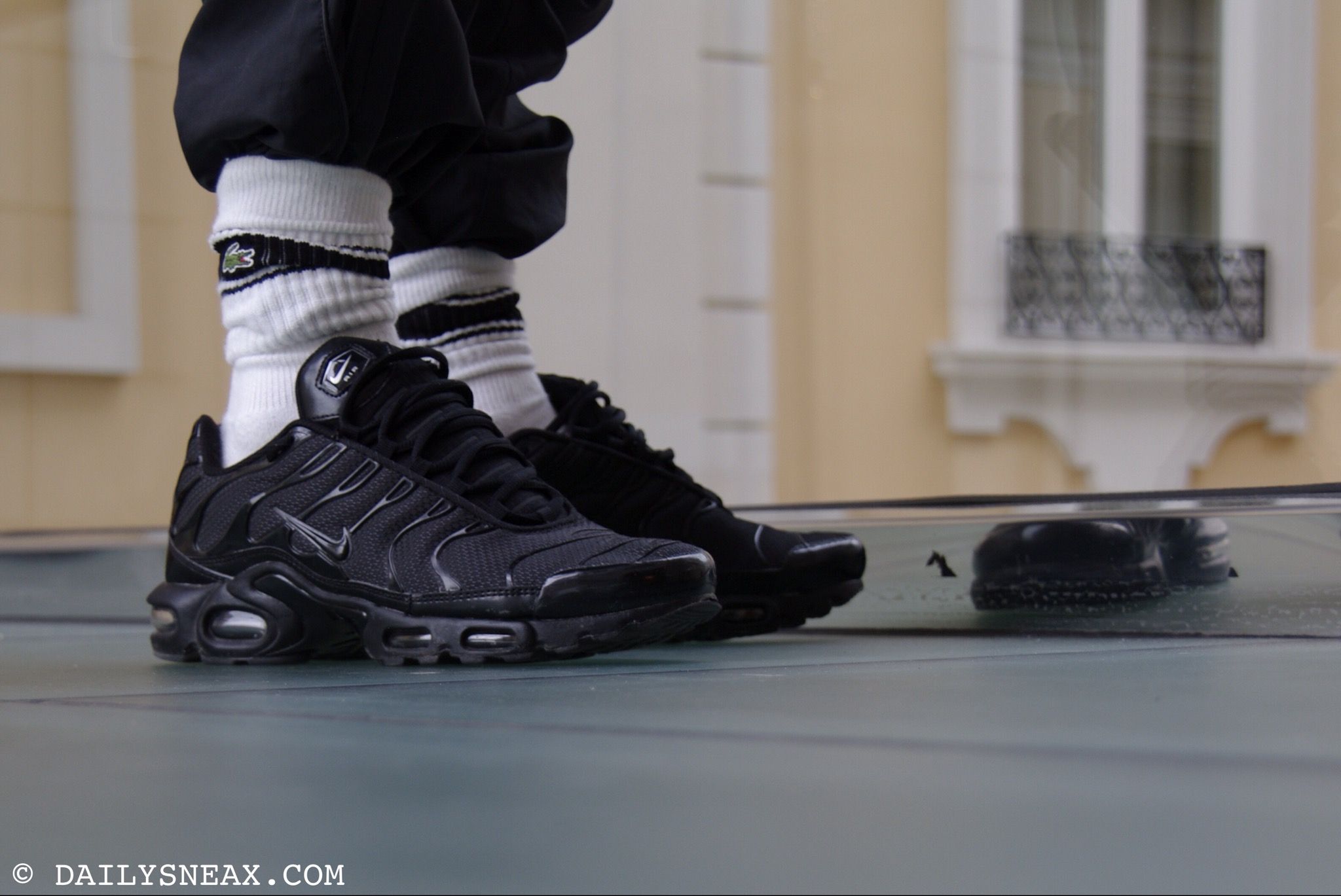 full black nike tns