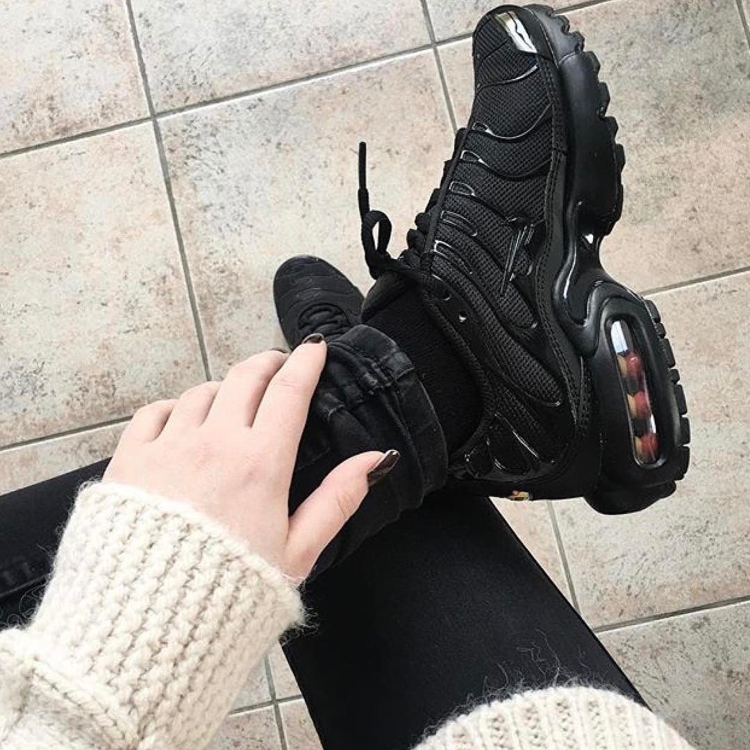 black on black nike tns