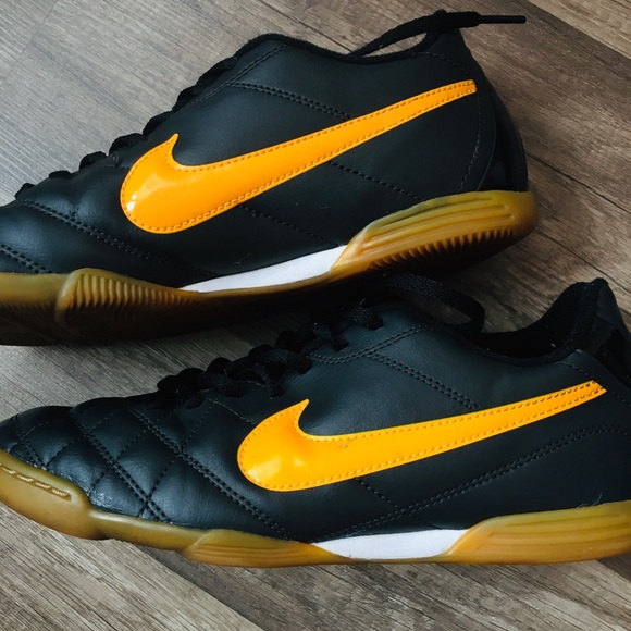 indoor soccer shoes nike womens