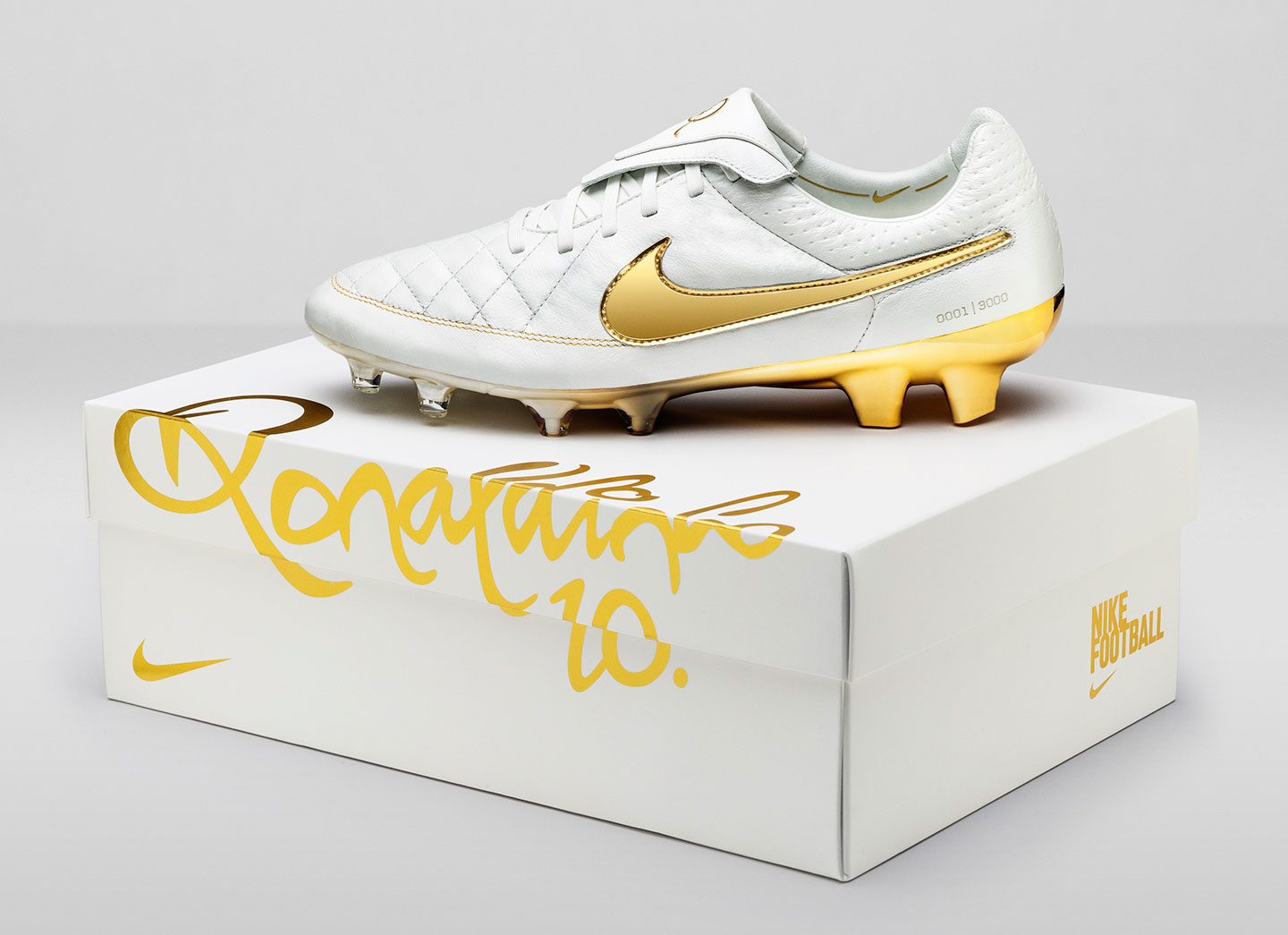 nike gold soccer shoes