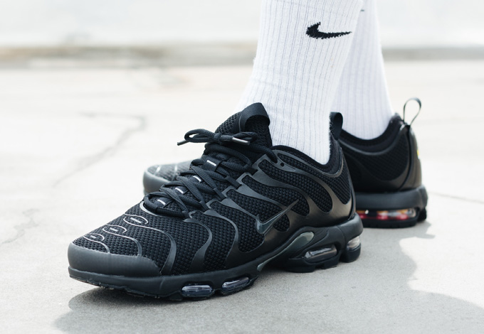 full black nike tns