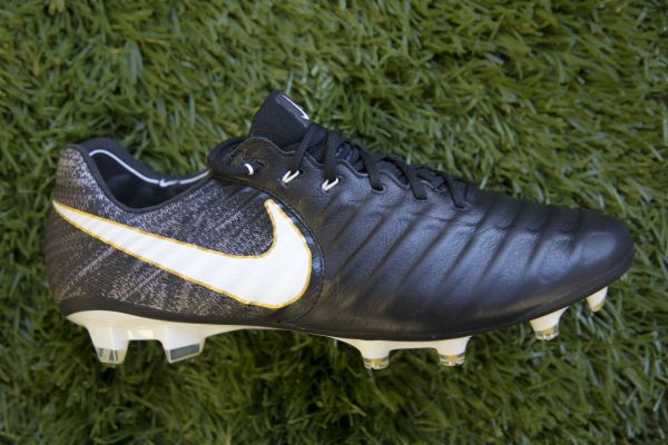 nike midfielder boots